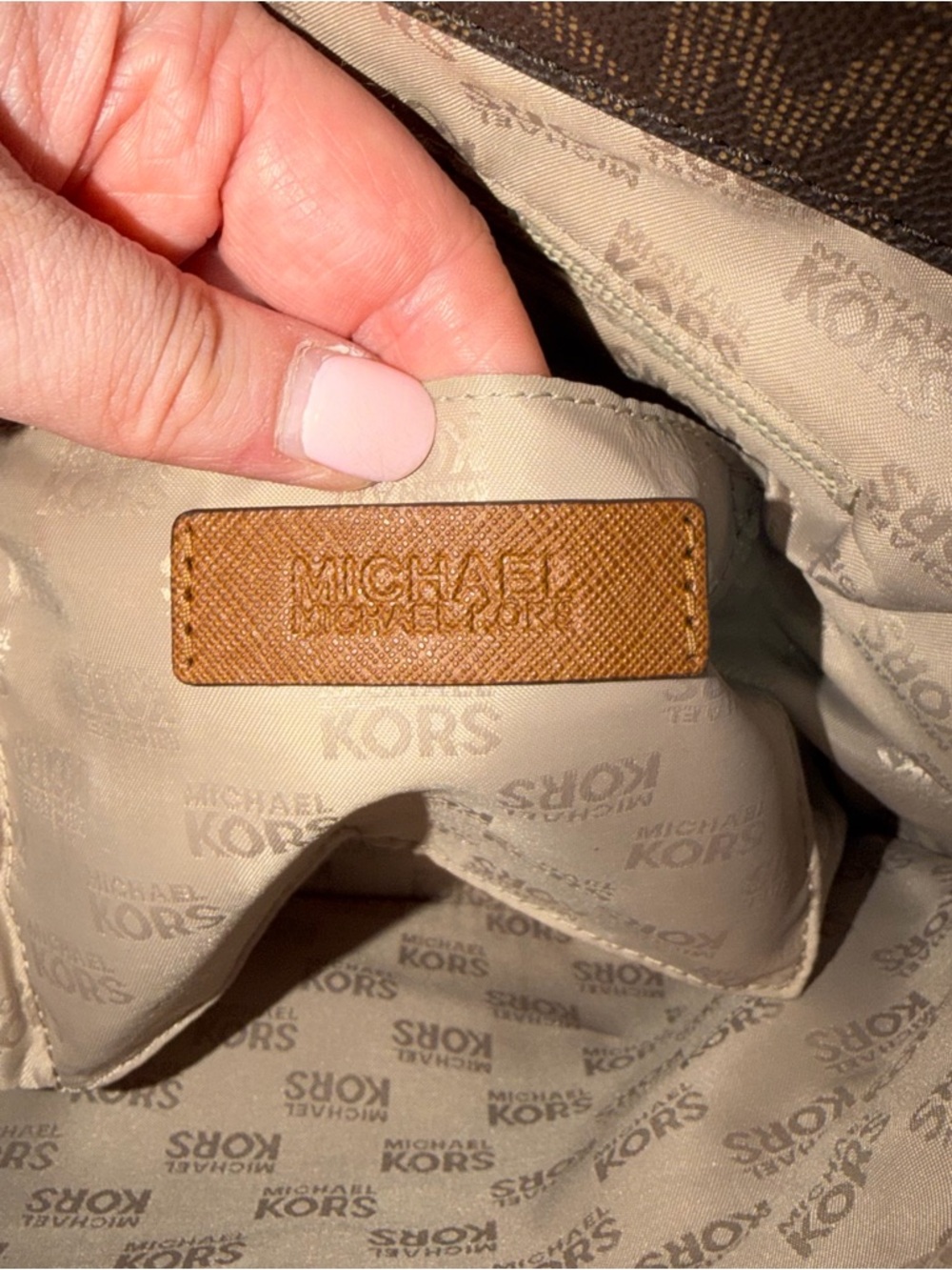 Michael Kors MK Signature Jet Set Large Tote - Picture 10 of 10